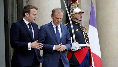 Emmanuel Macron charla con el presidente del Consejo Europeo, Donald Tusk, este lunes en el Elíseo.