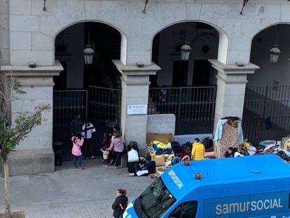 Familias con niños esperan a las puertas de la sede del Samur Social este lunes.