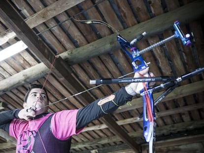 Miguel Alvari&ntilde;o, en el club de tiro con arco Silex en Galicia 