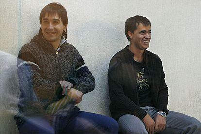 Los presuntos miembros de ETA Asier Arzallus (izda.) e Iker Olabarrieta, hoy durante el juicio en Madrid.