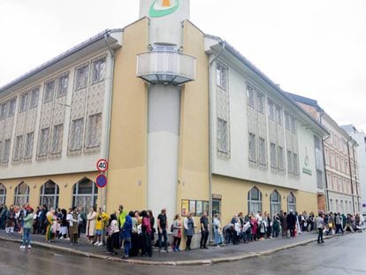 Decenas de personas se concentran este domingo a las afueras del Centro Cultural Islámico de Oslo tras el tiroteo este sábado en una mezquita de la ciudad.