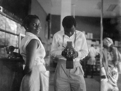 Autorretrato junto a una dependienta del West African Drug Company, 1957.