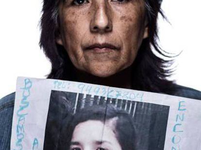 Rosario Aybar, madre de Solsiret Rodríguez, muestra un retrato de su hija.