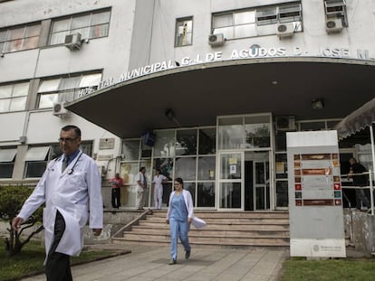 Personal m&eacute;dico en el hospital Jos&eacute; M. Penna, en Buenos Aires.