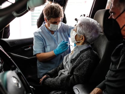 Una anciana se vacunaba en el Hospital Donostia de San Sebastián el pasado febrero.