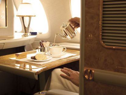 La hora del té en la primera clase de Emirates, bombones Godiva incluidos.