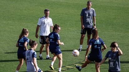 Jorge Vilda dirige un entrenamiento de la selección femenina, este miércoles en la Ciudad del Fútbol de Las Rozas.