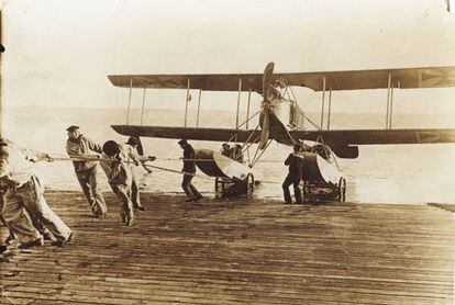 Varios marineros sacan del agua un hidroavión austro-húngaro.
