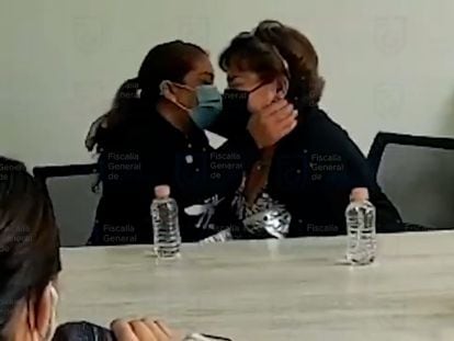 Juana y su madre se encuentran en la Fiscalía de Ciudad de México después de 27 años.