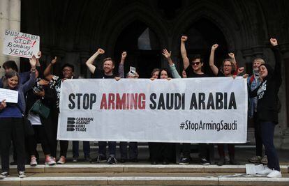 Los activistas de la campaña para frenar la venta de armas a Arabia Saudí, tras conocer la sentencia.