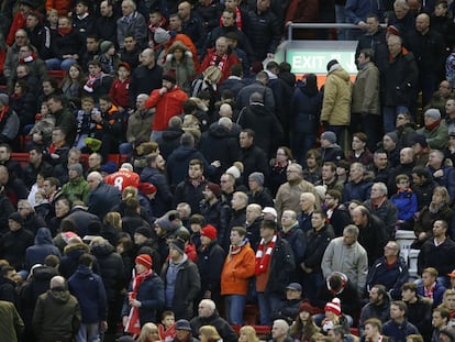 Aficionados del Liverpool abandonan Anfield en protesta por el alto precio de las entradas.