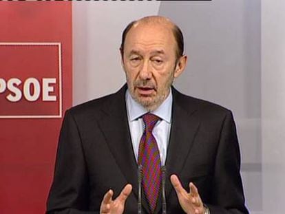 Rubalcaba: “Rajoy tiene que salir a dar explicaciones ya”