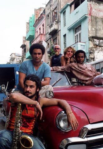 Alberto Yoel, detrás a la izquierda, y Roberto Álvarez (en primer plano), en una imagen de <i>Habana Blues,</i><b> de Benito Zambrano<b>.