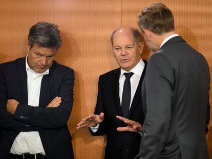 El canciller alemán, Olaf Scholz (en el centro), habla con el ministro de Economía, Robert Habeck (izquierda) y el de Hacienda, Christian Lindner, en la Cancillería el pasado 5 de octubre.