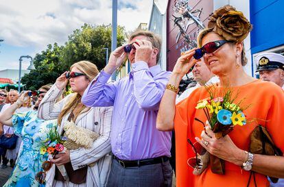 La familia real holandesa, a la que han estado obsequiando con regalos durante toda la visita, se prueban unas gafas realizadas por un artista local. 