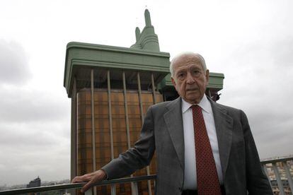 El arquitecto Antonio Lamela frente a las Torres de Col&oacute;n, en Madrid.