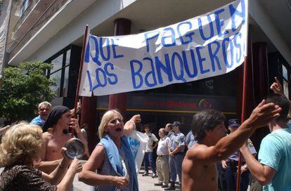 Manifestaci&oacute;n en Rosario (Argentina), durante la crisis del &#039;corralito&#039; financiero.