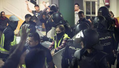 La policia intervé en el centre Ramon Llull de Barcelona l'1-O.