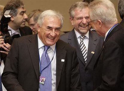 El director del FMI, Dominique Strauss-Khan (izquierda), conversa antes del comienzo de la reunión.