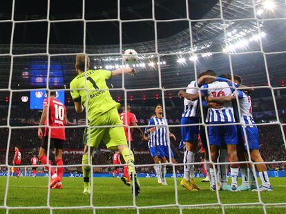 Los jugadores del Oporto celebran uno de sus tantos frente al Bayer Leverkusen este miércoles.