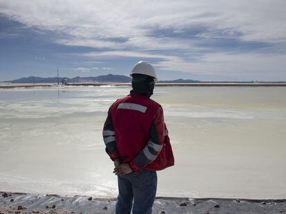 Un trabajador frente a una instalación de producción de litio de propiedad estatal en el Salar de Uyuni, en Potosí (Bolivia)