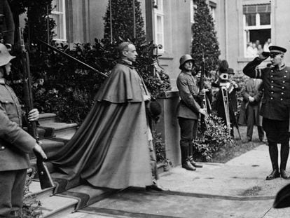 Pío XII, abandonando el palacio presidencial de Berlín, durante la celebración del 80º cumpleaños del presidente alemán Paul von Hindenburg, en 1929.
