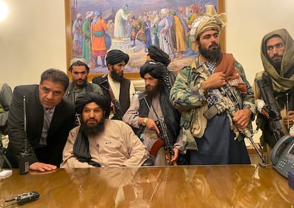 Un grupo de talibanes, el 15 de agosto en el Palacio Presidencial de Kabul.