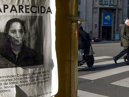Cartel con la fotografía de Déborah Fernández, en Vigo en 2002.