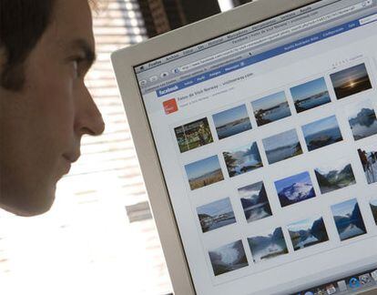 Un internauta revisa los contenidos de un perfil en la red social Facebook.