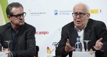 El presidente de la FAPAE, Ramón Colom (d), y el director del Festival de Málaga.