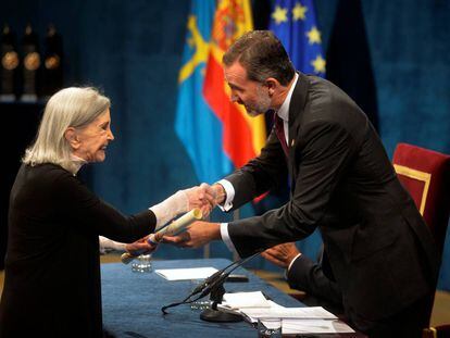 Nuria Espert recibe el premio Princesa de Asturias de mano de Felipe VI.