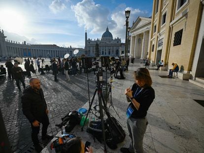 Unos periodistas trabajan este sábado en la plaza de San Pedro del Vaticano.