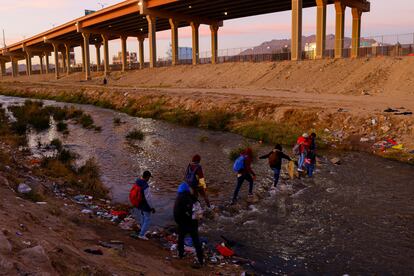 Varios migrantes cruzan de Ciudad Juárez a El Paso, el pasado 17 de diciembre.