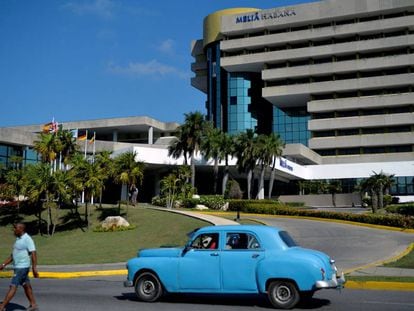 Un coche circula ante un hotel de la cadena española Meliá, en mayo, en La Habana. 