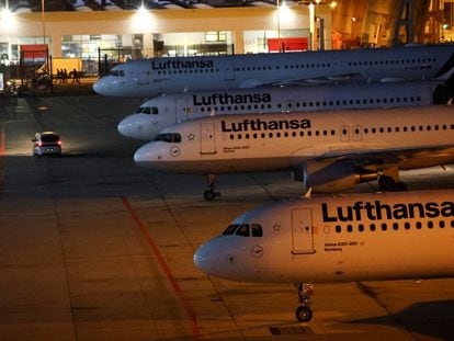 Varios aviones de Lufthansa en las pistas del aeropuerto de Fráncfort.