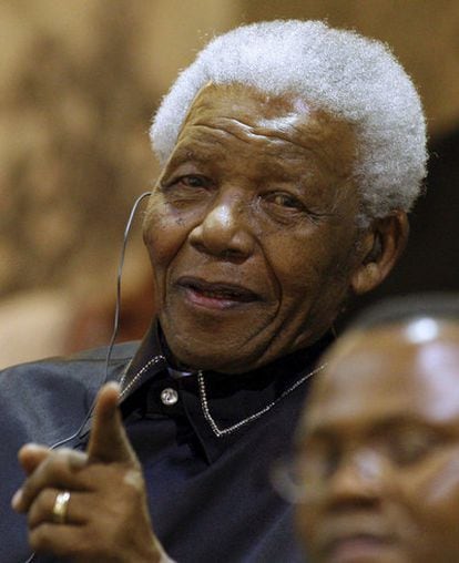 El ex presidente sudafricano, Nelson Mandela, fotografiado durante el homenaje que recibió hoy en el Parlamento surafricano en Ciudad del Cabo