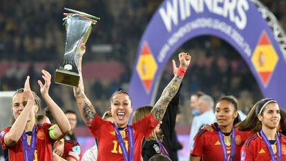 La centrocampista de la selección española, Jenni Hermoso, levanta el trofeo durante la celebración por el triunfo ante Francia.