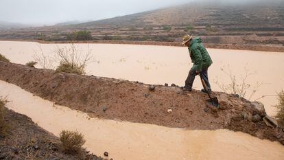 Un vecino de Fuerteventura trabaja para recoger el agua de la lluvia.