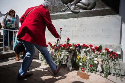 Una persona coloca una flor delante del monumento a la Rep&uacute;blica.