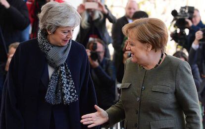 La canciller alemana, Angela Merkel, saluda a la primera ministra británica, Theresa May, este martes en la Cancillería en Berlín (Alemania).