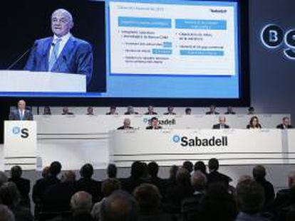 El presidente de Banco Sabadell, Josep Oliu, durante la junta general de accionistas de la entidad, que se ha celebrado esta tarde en Sabadell.