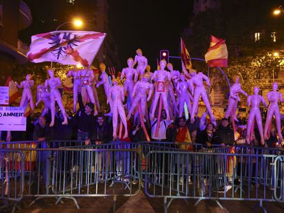 Un grupo de manifestantes con muñecas hinchables protestaban en la calle Ferraz, el martes en Madrid.