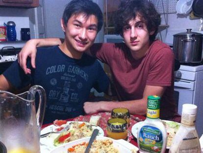 Dzhokhar Tsarnaev (Dcha.) con otro estudiante, Dias Kadyrbayev.