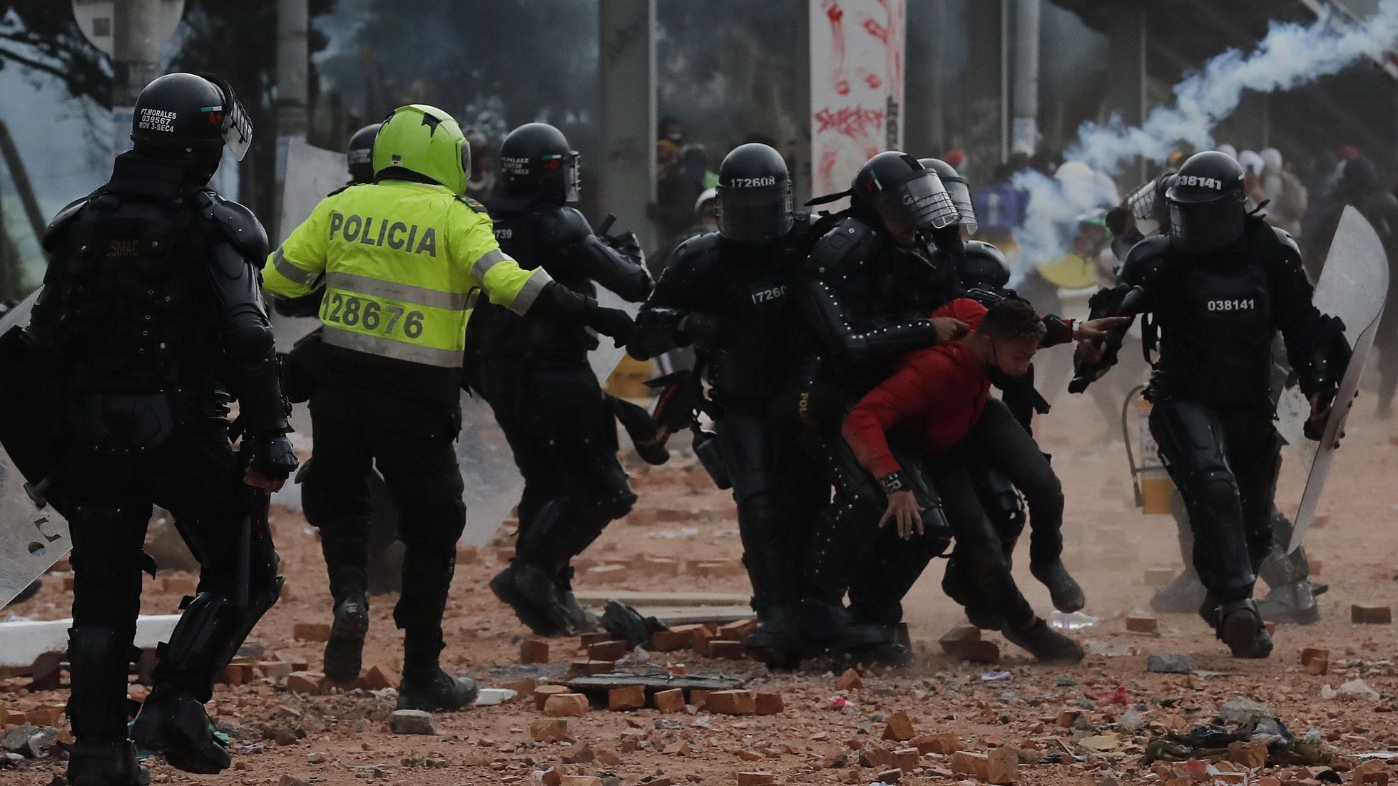 REPRESIÓN ESTATAL . Un vídeo muestra para qué sirven las porras