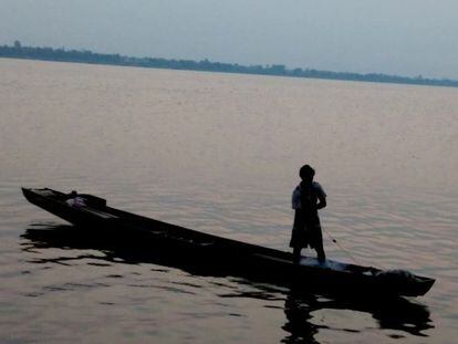 Un hombre pesca en el río Mekong a su paso por Pakse (Laos).