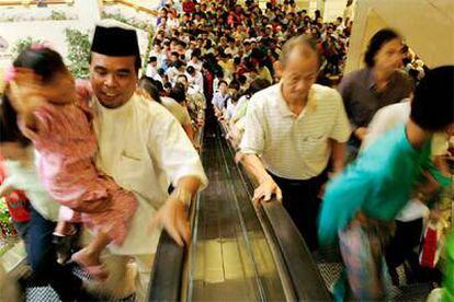Ciudadanos de Malaisia acuden a felicitar el año nuevo musulmán al primer ministro, Abdullah Ahmad Badawi.