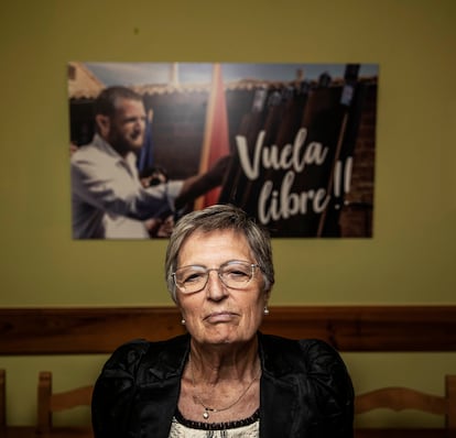 Angelines Amatriain, madre de David Beriain, el periodista asesinado en abril en Burkina Faso, en su domicilio de Artajona (Navarra).