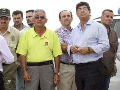 El vicepresidente Diego Valderas, ayer en Monda (M&aacute;laga) (tercero por la derecha). 