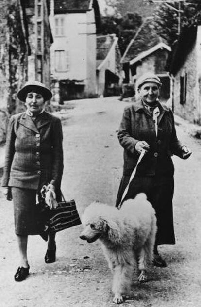 Gertrude Stein (a la derecha) con Alice B. Toklas paseando por la campiña francesa.