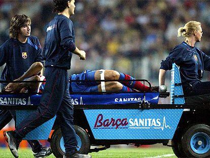 Edmilson es retirado por las asistencias del Camp Nou tras su lesión ante el Numancia.